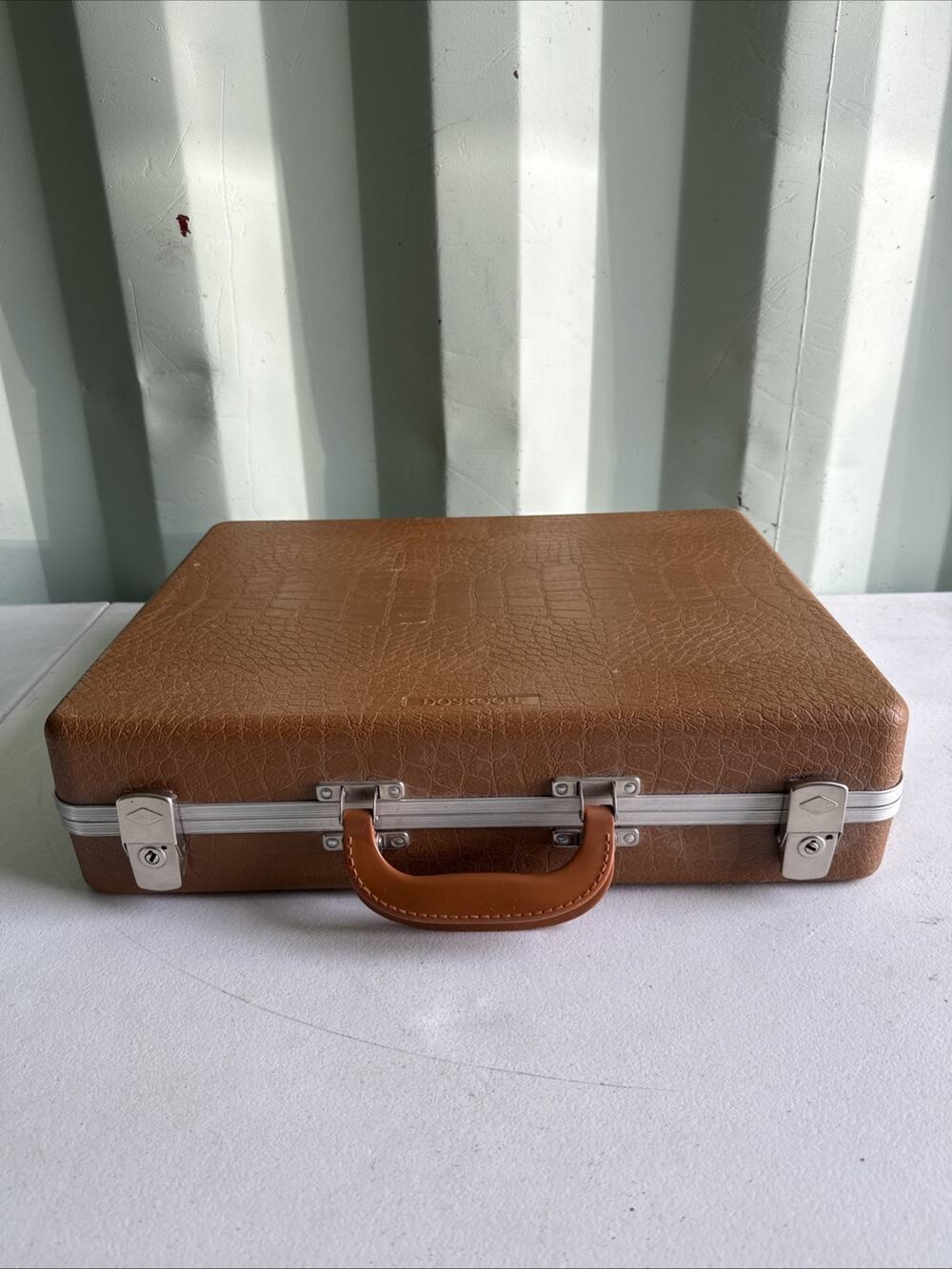 Vintage Doskocil Hard Pistol Case 18”x14.4”x4.5” in Brown Alligator Print, Nice